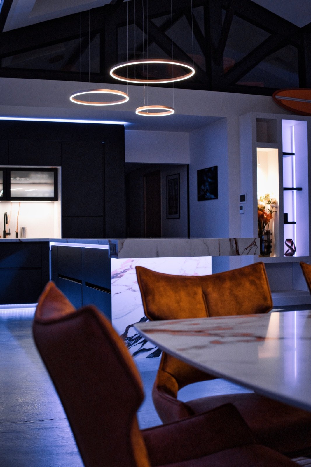 Cuisine ouverte sombre avec suspensions lumineuses