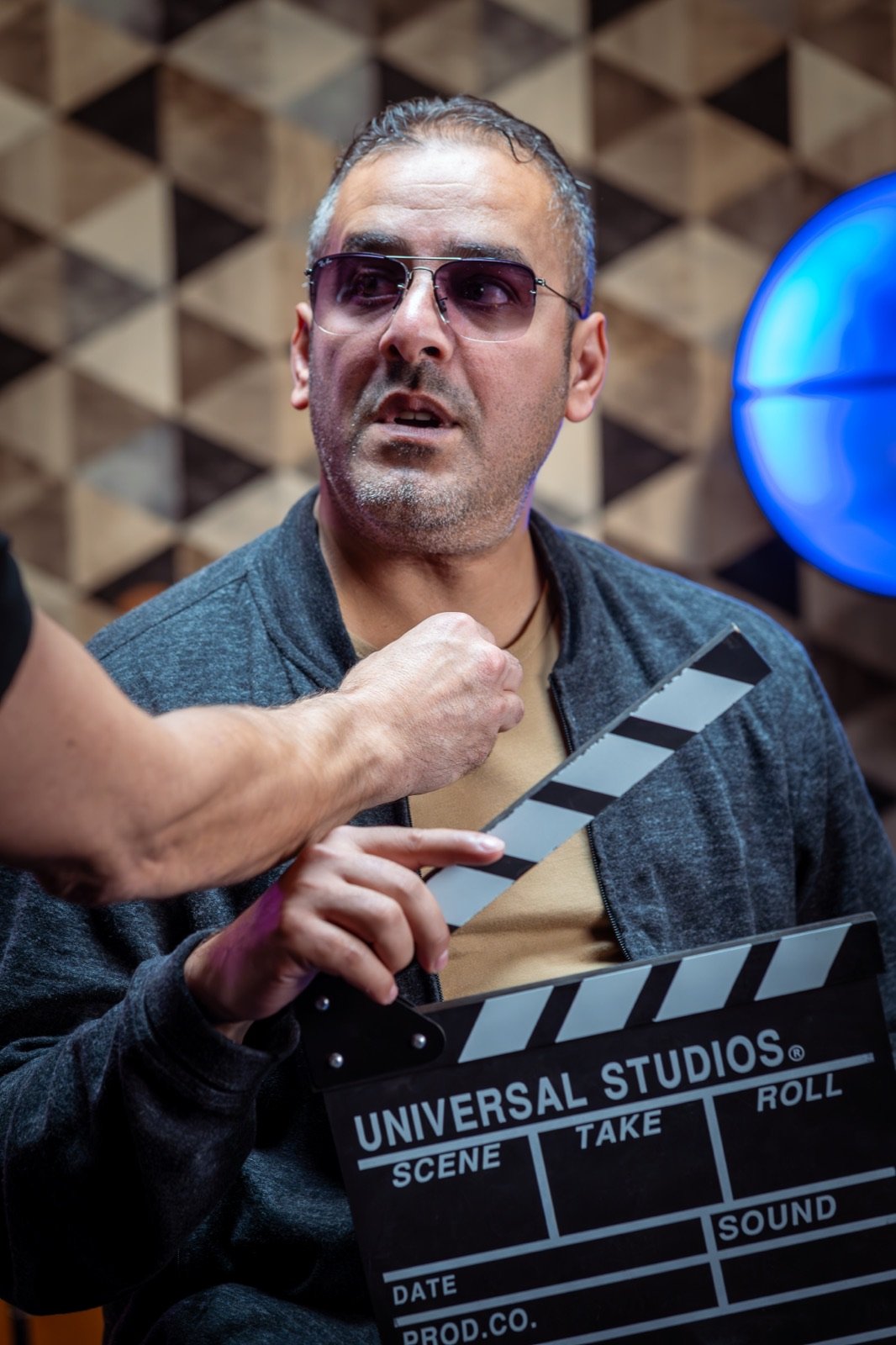 Portrait d'un homme tenant un clap de cinéma