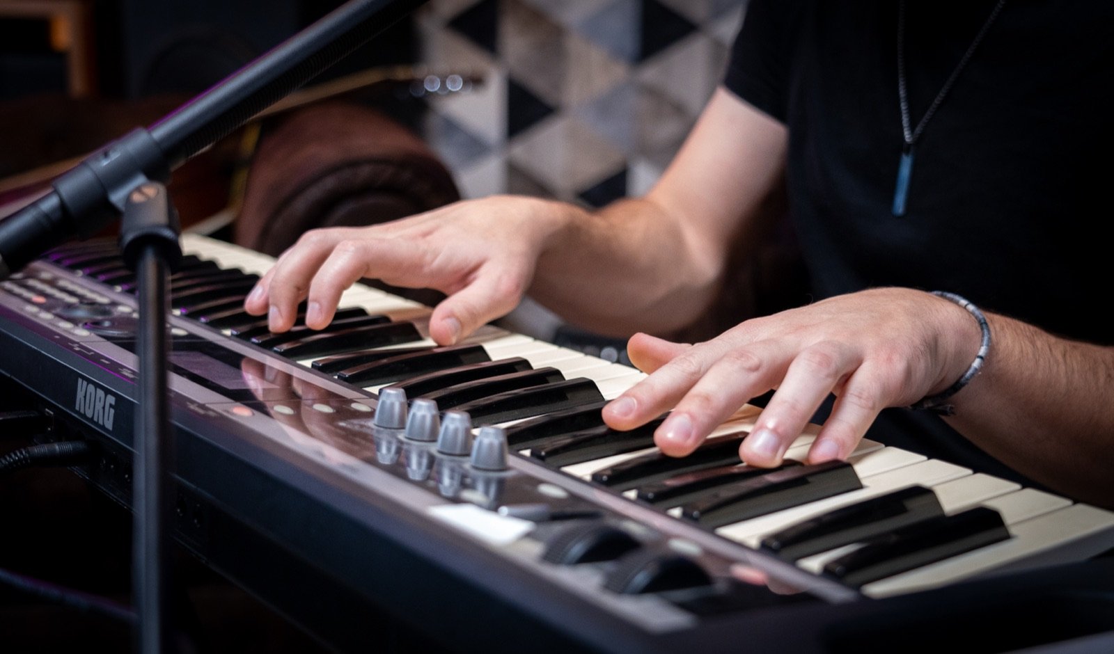 Mains d'un musicien sur un clavier pendant une session