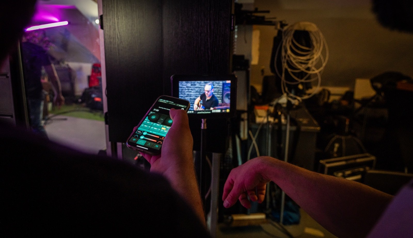 Coulisses du tournage d'une session, avec moniteur et câbles