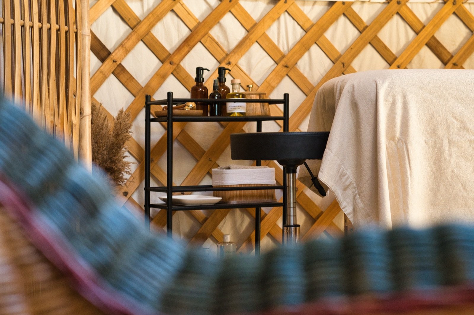 Coin soin de la yourte, avec chariot et table de massage