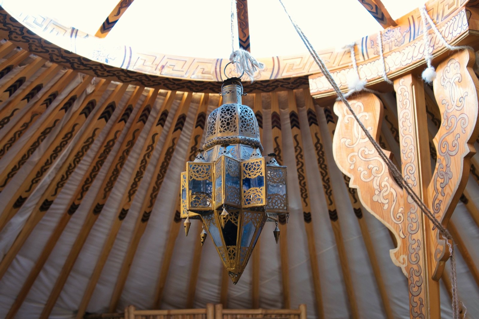 Plafond de la yourte avec une lanterne marocaine